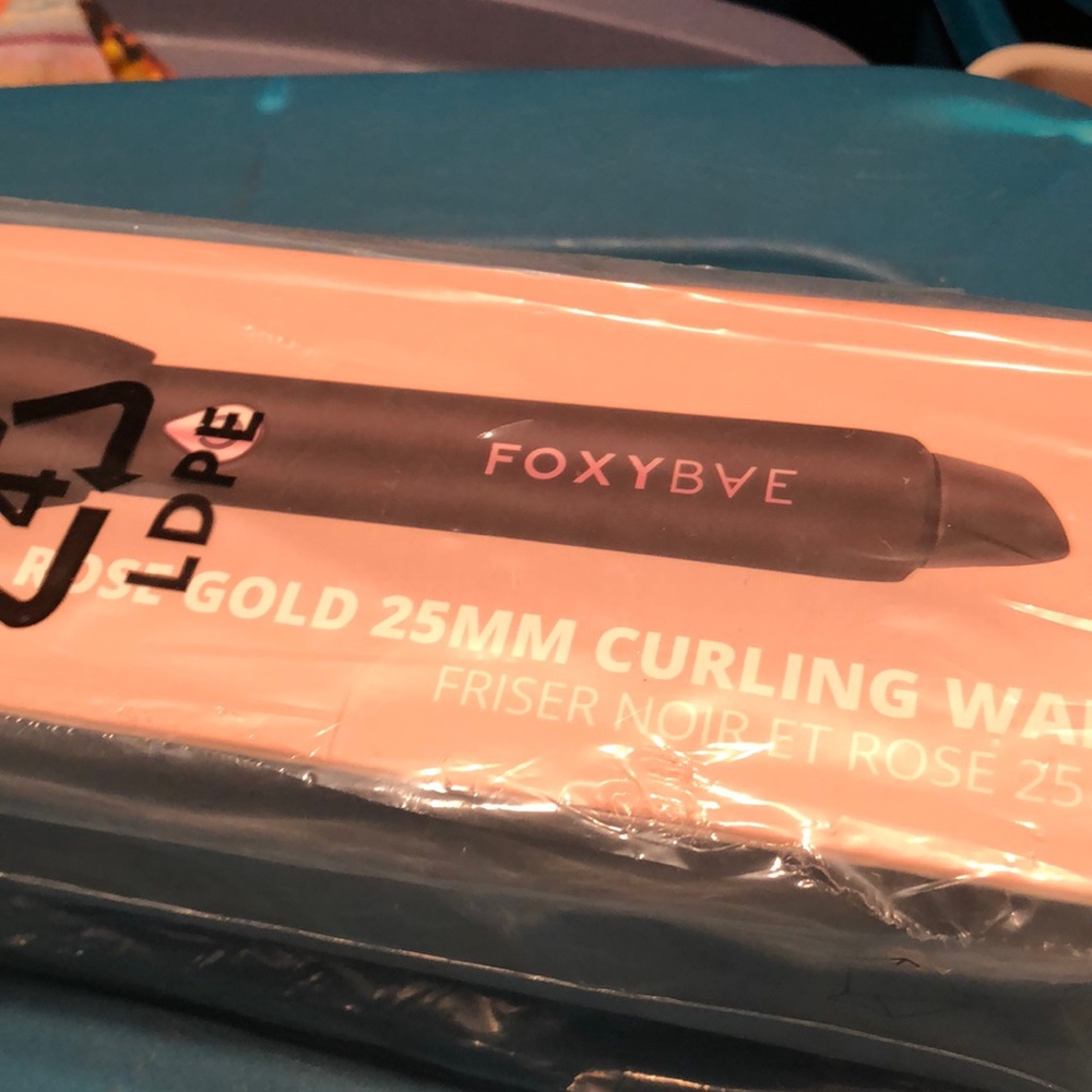 New in box and plastic never opened Foxy Bae 25mm curling wand